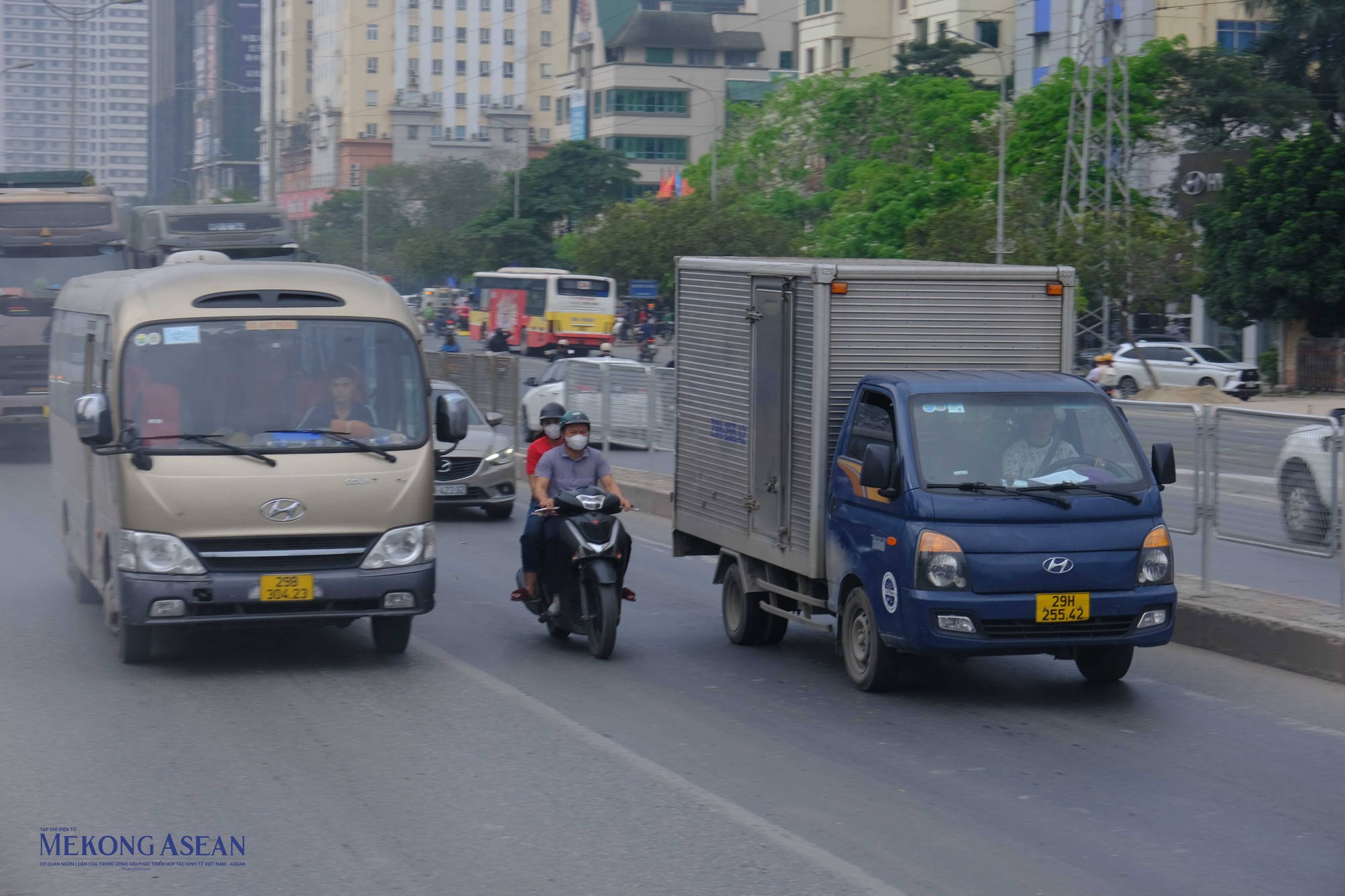 Nguy hiểm cận kề nhưng nhiều người d&acirc;n điều khiển xe m&aacute;y vẫn luồn l&aacute;ch, tr&aacute;nh c&aacute;c phương tiện kh&aacute;c để đi l&ecirc;n cầu, g&acirc;y mất an to&agrave;n giao th&ocirc;ng. Ảnh: H&agrave; Anh - 555win Login.