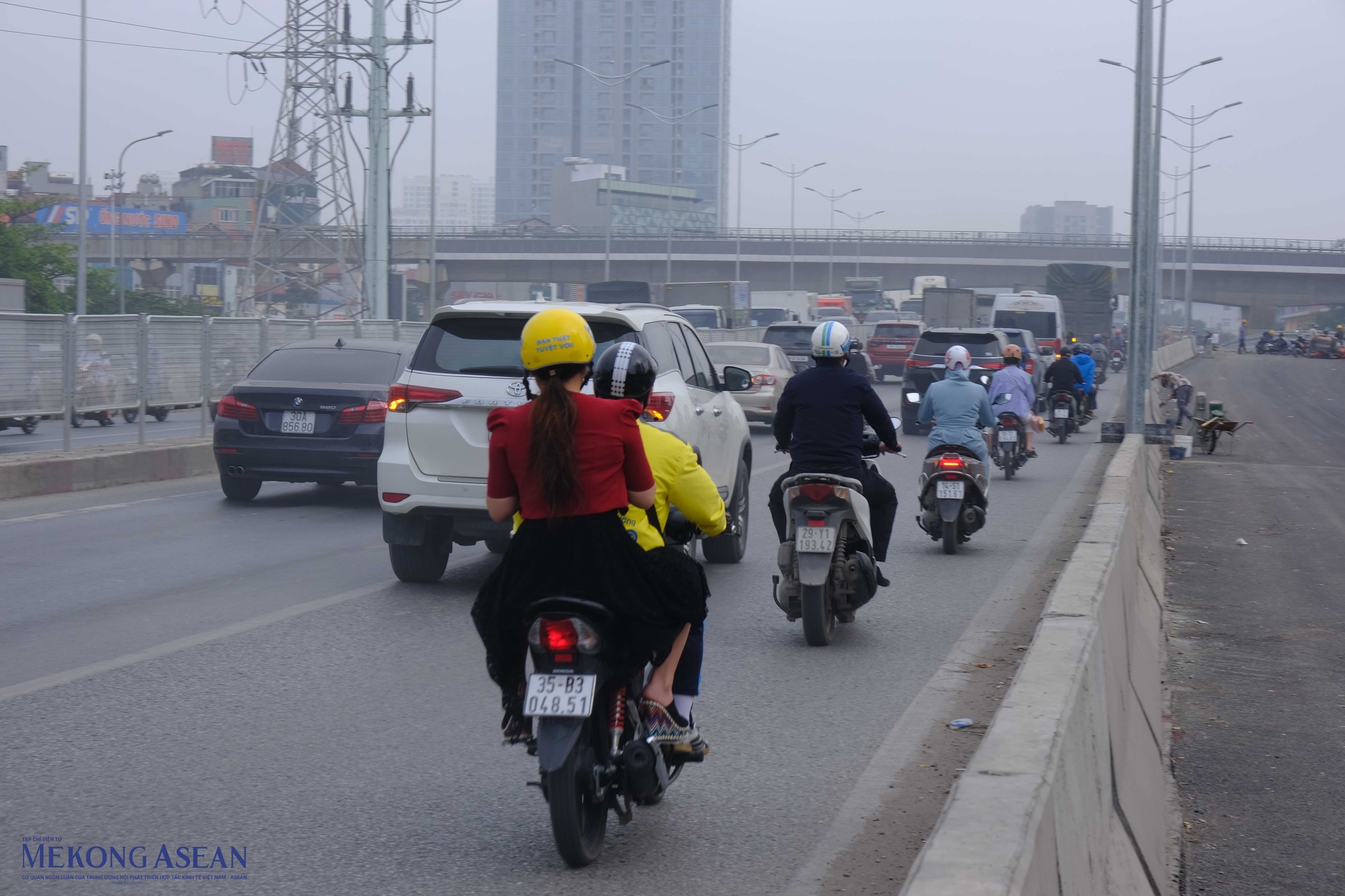 Mặc d&ugrave; đường dưới gầm cầu Mai Dịch rất th&ocirc;ng tho&aacute;ng, kh&ocirc;ng xảy ra &ugrave;n tắc nhưng c&aacute;c phương tiện vẫn di chuyển l&ecirc;n cầu. Ảnh: H&agrave; Anh - 555win Login.