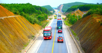 Sẽ cấm ô tô trên 30 chỗ, xe tải nặng vào cao tốc Cam Lộ - La Sơn