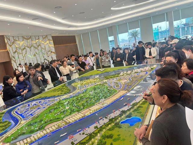 Vinhomes Market kết hợp ho&agrave;n hảo với hệ thống b&aacute;n h&agrave;ng tự doanh v&agrave; đại l&yacute; của Vinhomes để mang tới sự s&ocirc;i động cho Th&agrave;nh phố đảo Ho&agrave;ng gia v&agrave; cả thị trường.