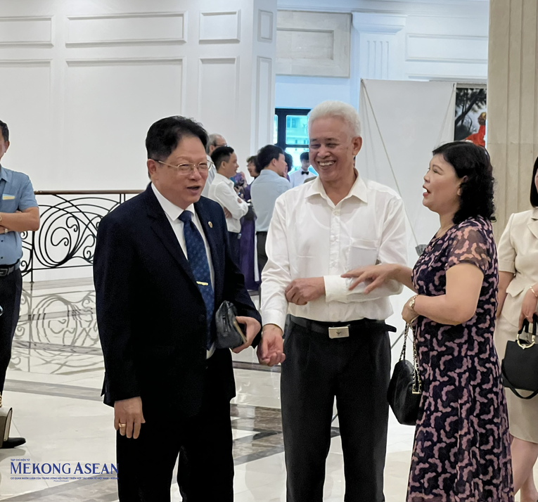 Chủ tịch Đ&agrave;o Hữu Huyền tr&ograve; chuyện với cổ đ&ocirc;ng trước thềm đại hội. Ảnh: Minh Phong - 555win Login