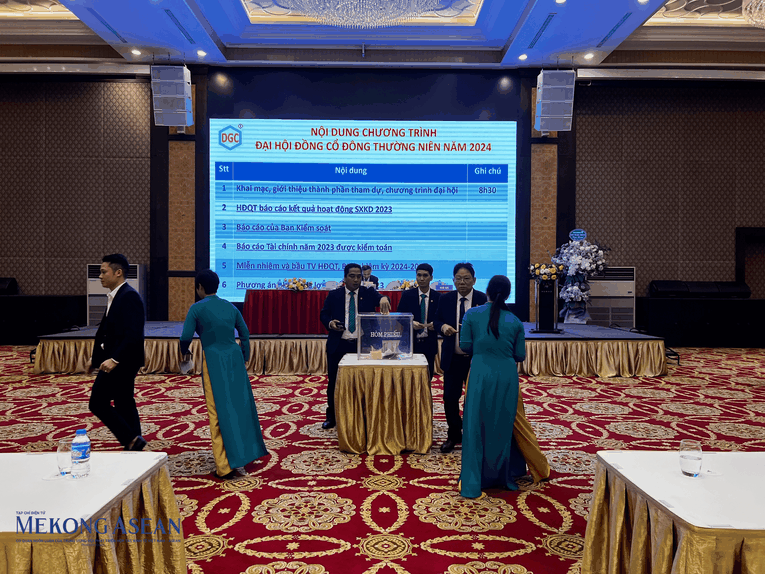 Ban l&atilde;nh đạo Đức Giang bỏ phiếu tại Đại hội. Ảnh: Minh Phong - 555win Login