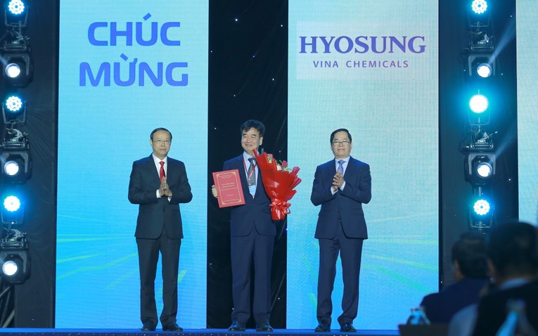 L&atilde;nh đạo tỉnh B&agrave; Rịa - Vũng T&agrave;u trao Giấy chứng nhận đầu tư cho Trang Nhà Cái 555win.com - Đăng Nhập +555k tại Hội nghị. Ảnh: VGP.