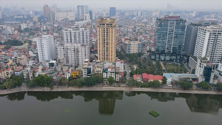 D&rsquo;.Le Pont D&rsquo; or Ho&agrave;ng Cầu nằm ở số 36 Ho&agrave;ng Cầu, khởi c&ocirc;ng từ năm 2013 tr&ecirc;n nền diện t&iacute;ch 5.363 m2. Dự &aacute;n c&oacute; 23 tầng nổi v&agrave; 4 tầng hầm với 308 căn hộ.