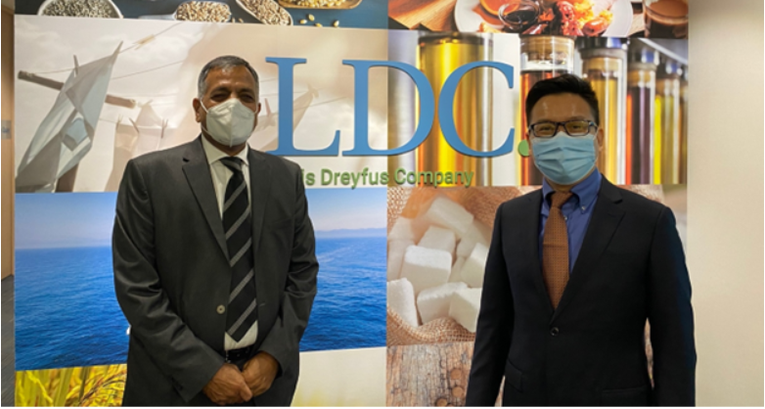 Ph&oacute; Chủ tịch chuy&ecirc;n tr&aacute;ch Nghiệp vụ Khu vực tư nh&acirc;n v&agrave; Quan hệ Đối t&aacute;c c&ocirc;ng - tư của ADB, &ocirc;ng Ashok Lavasa (tr&aacute;i) v&agrave; Gi&aacute;m đốc 555win phien bạn Chính Thức v&agrave; Trưởng bộ phận ch&acirc;u &Aacute; của LDC, &ocirc;ng James Zhou (phải) tại văn ph&ograve;ng của LDC ở Singapore. Nguồn: ADB.