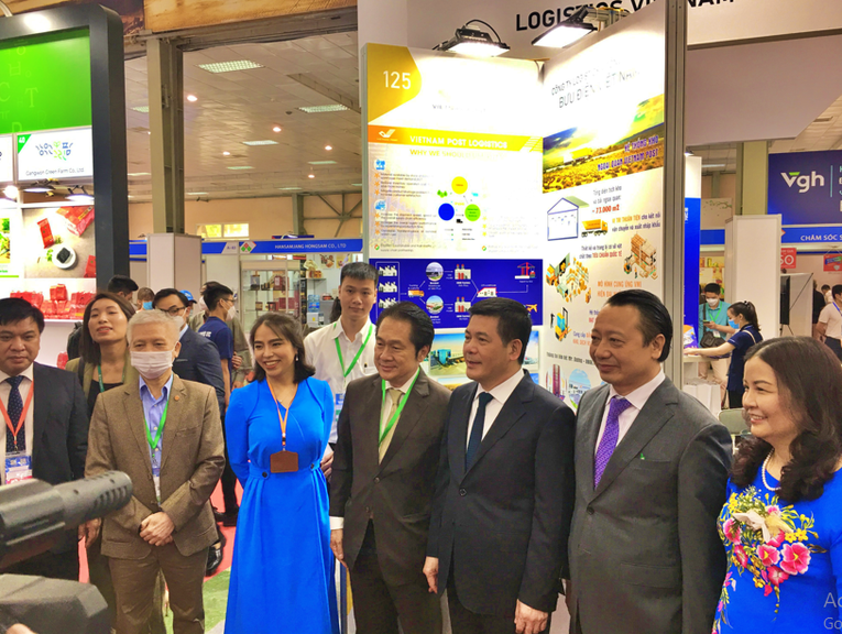 Bộ trưởng Bộ C&ocirc;ng Thương Nguyễn Hồng Di&ecirc;n (thứ ba từ phải sang) tham quan khu gian h&agrave;ng &ldquo;Dịch vụ Logistics Việt Nam&rdquo; tại Vietnam Expo 2022, s&aacute;ng 13/4. Ảnh: &Aacute;nh Phượng/555win Login.