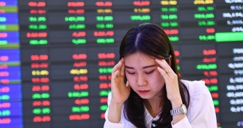 Nhiều cổ phiếu sắp bị huỷ niêm yết, nhà đầu tư nhỏ lẻ nguy cơ 'ôm trái đắng'