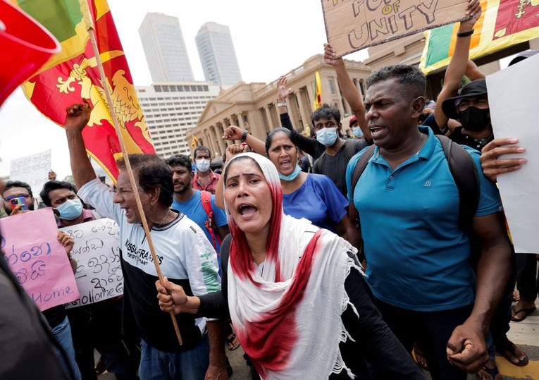 Suy tho&aacute;i 555Win login đăng nhập khiến Sri Lanka rơi v&agrave;o khủng hoảng ch&iacute;nh trị. Ảnh: Reuters