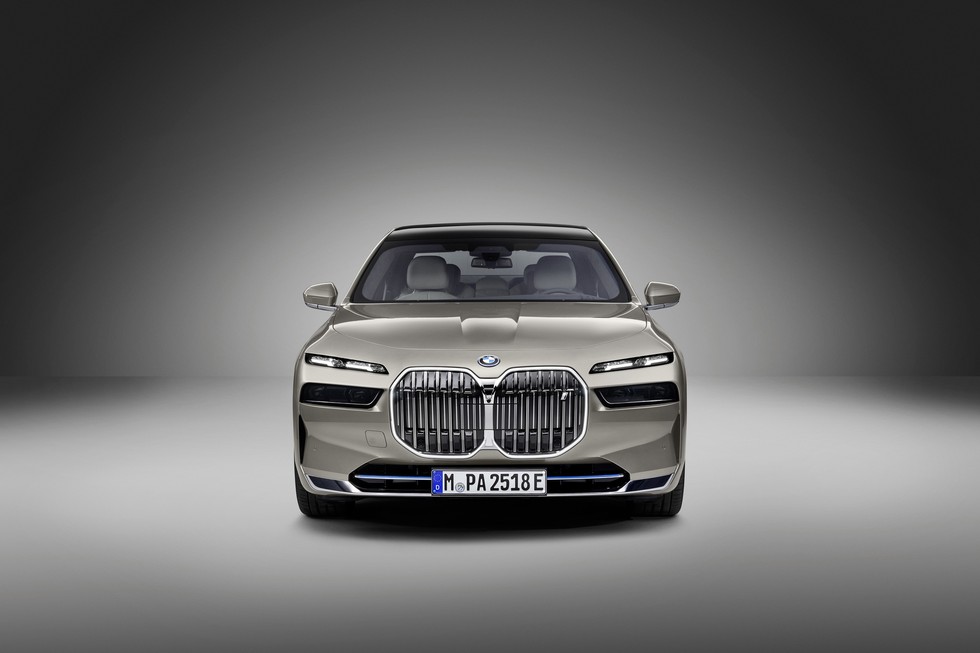 BMW i7 xDrive60 c&oacute; khối lượng 2.640 kg, nặng hơn đ&aacute;ng kể so với phi&ecirc;n bản d&ugrave;ng động cơ xăng. Ngoại thất của i7 nổi bật hơn c&aacute;c d&ograve;ng xe 7-Series kh&aacute;c nhờ c&aacute;c điểm nhấn m&agrave;u xanh dương ở logo, cản trước cũng như b&ecirc;n h&ocirc;ng.