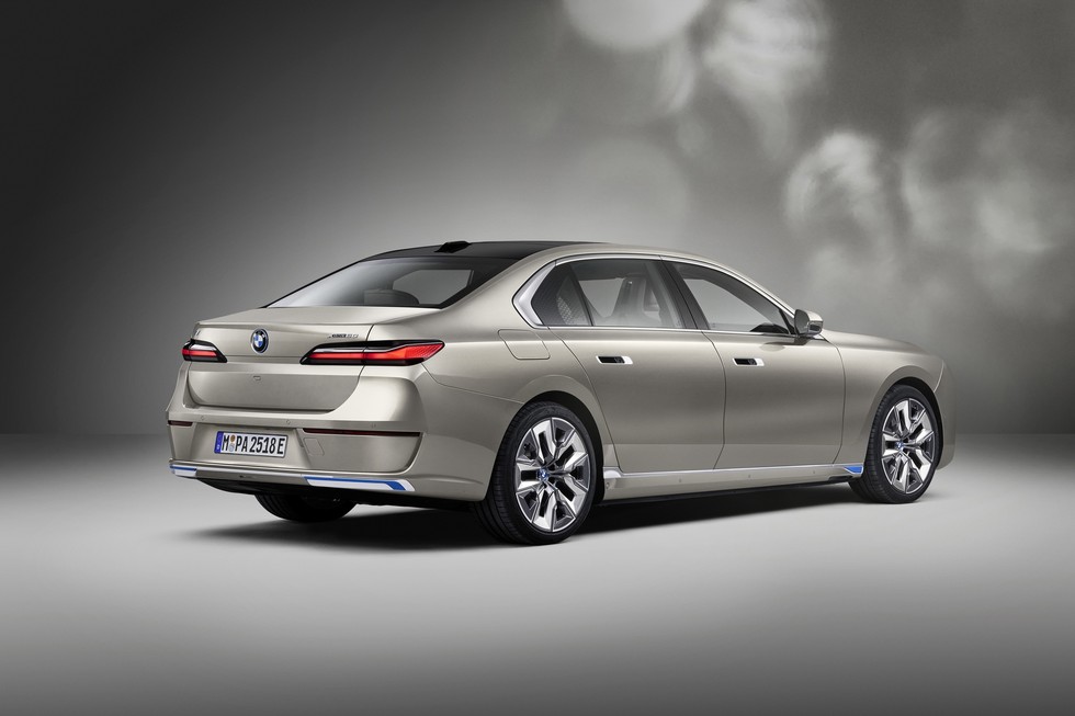 Theo h&atilde;ng xe xứ Bavaria, Đức, ắc quy điện BMW i7 xDrive60 sử dụng ho&agrave;n to&agrave;n kh&ocirc;ng c&oacute; kim loại hiếm, đồng thời to&agrave;n bộ hệ thống truyền động đ&atilde; được c&aacute;ch &acirc;m tối ưu kh&ocirc;ng g&acirc;y tiếng ồn cho cabin. Chiếc sedan thuần điện của BMW được khẳng định tăng tốc từ 0 l&ecirc;n 100 km/h chỉ trong 4,5 gi&acirc;y (nhanh hơn bản xăng 3.0L I-6 nửa gi&acirc;y nhưng thua bản V8).