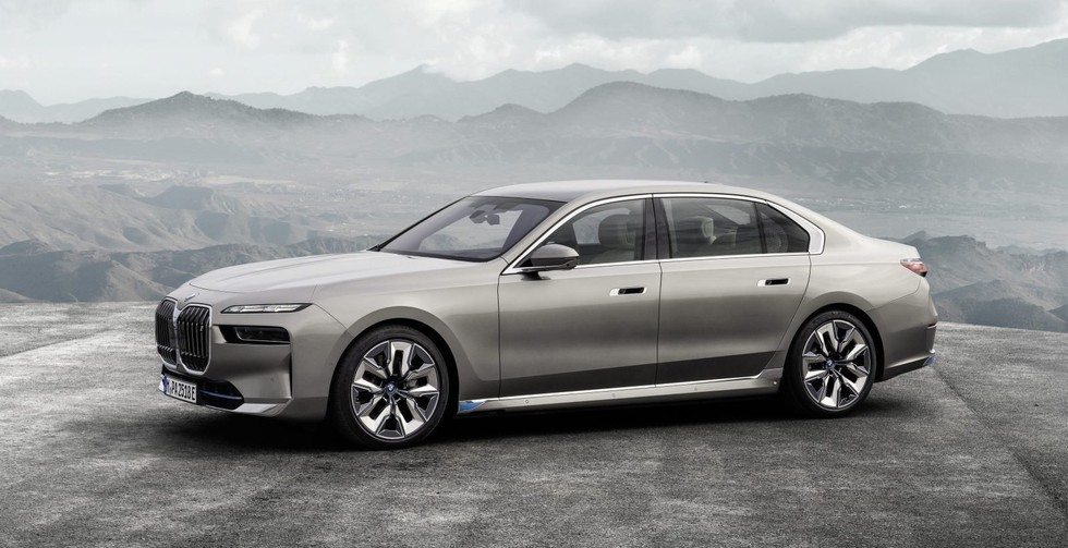 Trong tương lai, phi&ecirc;n bản hiệu suất cao M70 xDrive sẽ được ra mắt. BMW cho biết động cơ tr&ecirc;n phi&ecirc;n bản n&agrave;y c&oacute; khả năng tạo ra c&ocirc;ng suất hơn 592 m&atilde; lực, m&ocirc;-men xoắn cực đại 1.000 NM. Đ&acirc;y sẽ l&agrave; mẫu xe 555win phien bạn Chính Thức đường phố mạnh nhất từ trước đến nay của BMW.