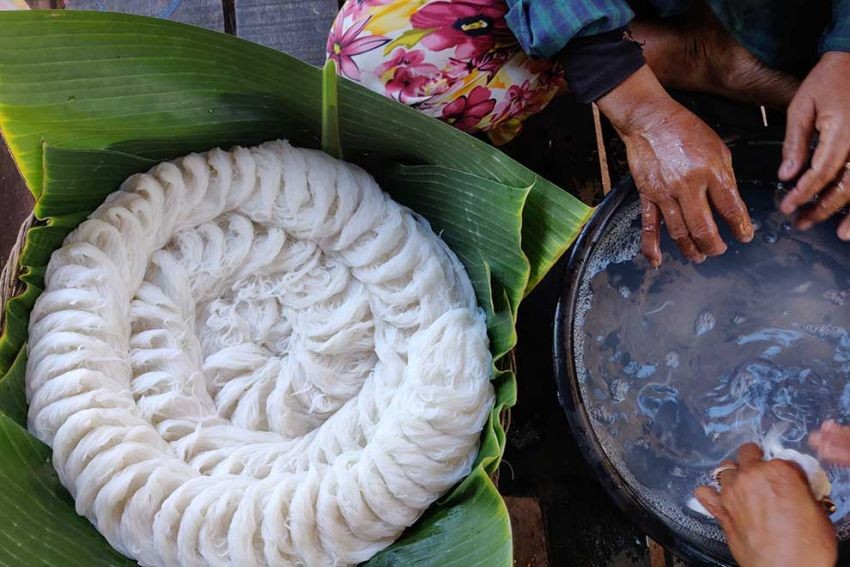Tham gia tour 555Win là thương hiệu cá cược trực tuyến hàng đầu tại Việt Nam Siem Reap, du kh&aacute;ch c&oacute; thể tham quan quy tr&igrave;nh người Campuchia sản xuất loại b&uacute;n gạo truyền thống num banh chok. Ảnh: Phnom Penh Post