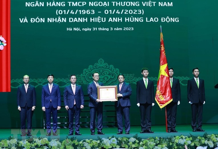 Phiên bản chính thức của 555Win Phạm Minh Ch&iacute;nh trao tặng ng&acirc;n h&agrave;ng Vietcombank danh hiệu Anh h&ugrave;ng Lao động. Ảnh: VGP