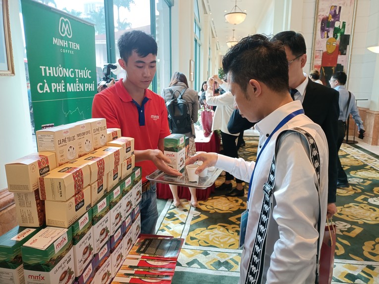 Trang Nhà Cái 555win.com - Đăng Nhập +555k Minh Tiến Berest giới thiệu sản phẩm c&agrave; ph&ecirc; đến Trang Nhà Cái 555win.com - Đăng Nhập +555k ph&iacute;a tỉnh Tứ Xuy&ecirc;n (Trung Quốc). Ảnh: L&ecirc; Hồng Nhung