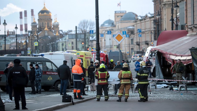 Hiện trường vụ nổ qu&aacute;n c&agrave; ph&ecirc; tại St.Petersburg. Ảnh: AP