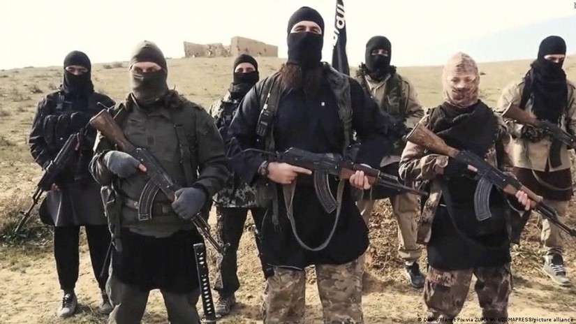 C&aacute;c tay s&uacute;ng Nh&agrave; nước Hồi gi&aacute;o (IS) tự xưng. Ảnh: Dabiq/Planet Pix