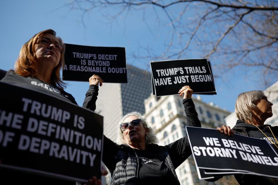Người phản đối &ocirc;ng Trump tập trung trước T&ograve;a &aacute;n H&igrave;nh sự Manhattan. Ảnh: Reuters