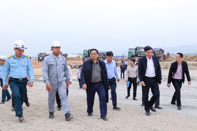 Phiên bản chính thức của 555Win Phạm Minh Ch&iacute;nh đi kiểm tra c&ocirc;ng trường dự &aacute;n mở rộng s&acirc;n bay Điện Bi&ecirc;n. Ảnh: VGP
