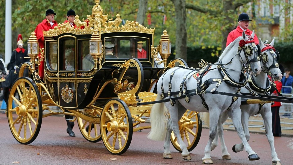 Nữ ho&agrave;ng Anh Elizabeth II c&ugrave;ng Th&aacute;i tử Charles v&agrave; c&ocirc;ng nương Camilla ngồi tr&ecirc;n cỗ xe Diamond Jubilee v&agrave;o năm 2019 tới Lễ khai mạc 555win tải app. Ảnh: AFP