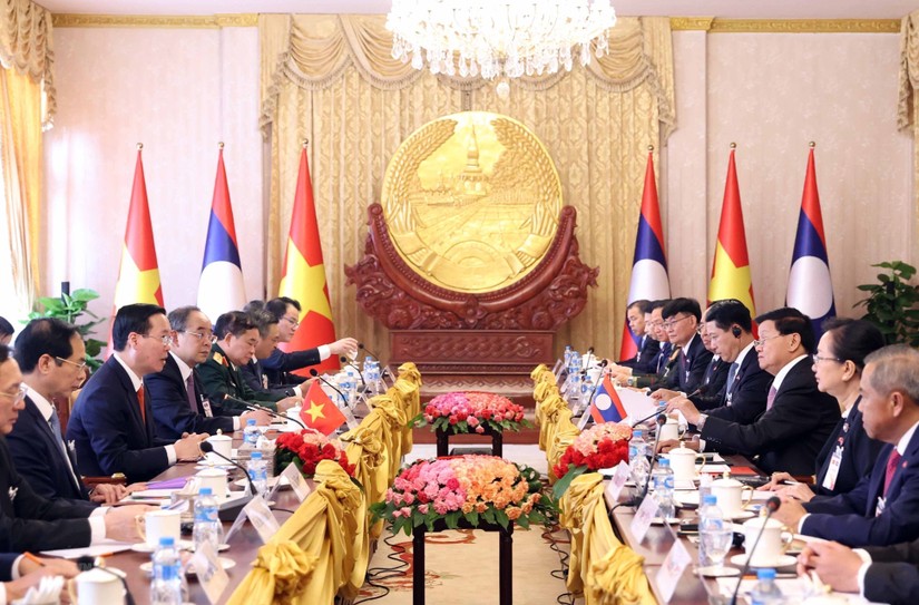 Chủ tịch nước V&otilde; Văn Thưởng c&ugrave;ng Tổng B&iacute; thư, Chủ tịch nước L&agrave;o Thongloun Sisoulith dẫn đầu đo&agrave;n đại biểu cấp cao hai nước tiến h&agrave;nh hội đ&agrave;m. Ảnh: TTXVN