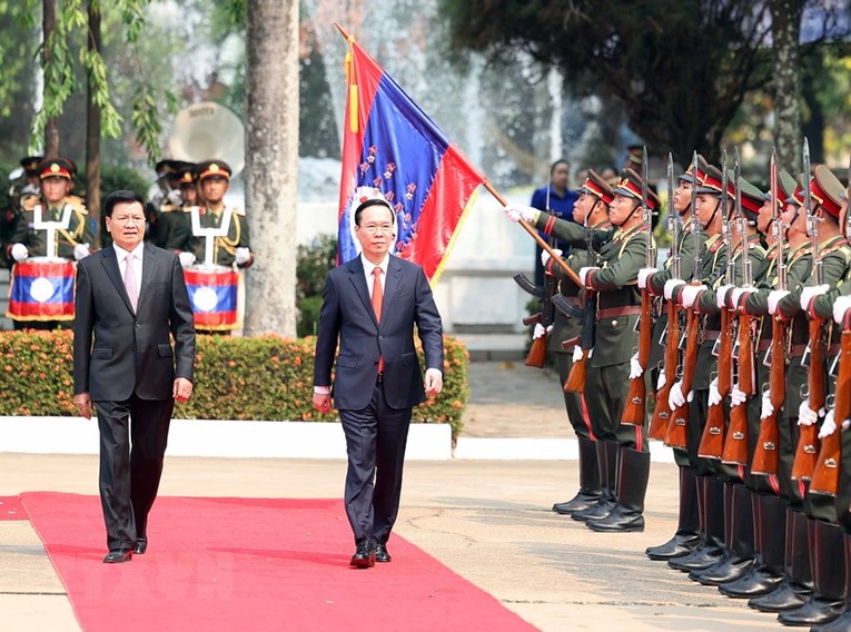 Lễ đ&oacute;n Chủ tịch nước V&otilde; Văn Thưởng thăm ch&iacute;nh thức Cộng h&ograve;a D&acirc;n chủ Nh&acirc;n d&acirc;n L&agrave;o tại Phủ Chủ tịch nước L&agrave;o, thủ đ&ocirc; Vientiane. Ảnh: TTXVN