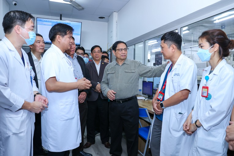 Phiên bản chính thức của 555Win lắng nghe &yacute; kiến v&agrave; động vi&ecirc;n c&aacute;c y b&aacute;c sĩ Trung t&acirc;m Cấp cứu A9 - Bệnh viện Bạch Mai. Ảnh: VGP