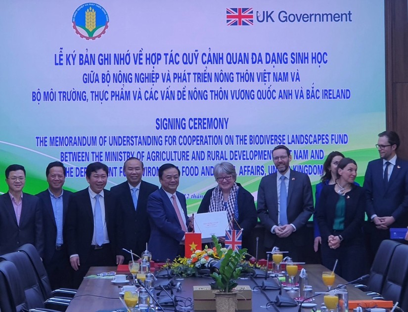 Bộ trưởng N&ocirc;ng nghiệp v&agrave; Ph&aacute;t triển N&ocirc;ng th&ocirc;n L&ecirc; Minh Hoan v&agrave; Bộ trưởng M&ocirc;i trường, Thực phẩm v&agrave; C&aacute;c vấn đề n&ocirc;ng th&ocirc;n Vương quốc Anh Th&eacute;r&egrave;se Coffey k&yacute; Bi&ecirc;n bản ghi nhớ hợp t&aacute;c giữa hai Bộ về hỗ trợ triển khai Quỹ cảnh quan đa dạng sinh học. Ảnh: Bộ NN&amp;amp;amp;PTNT