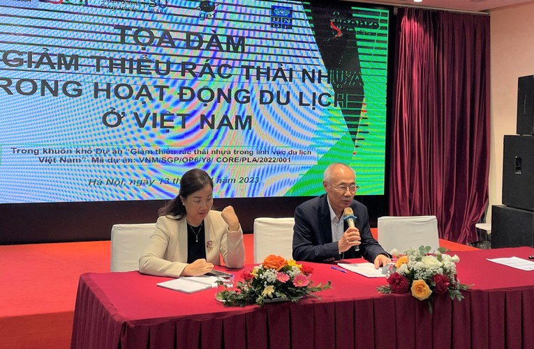 Chủ tịch Hiệp hội Du lịch Việt Nam Vũ Thế B&igrave;nh cho &yacute; kiến tại tọa đ&agrave;m. Ảnh: Thảo Ng&acirc;n