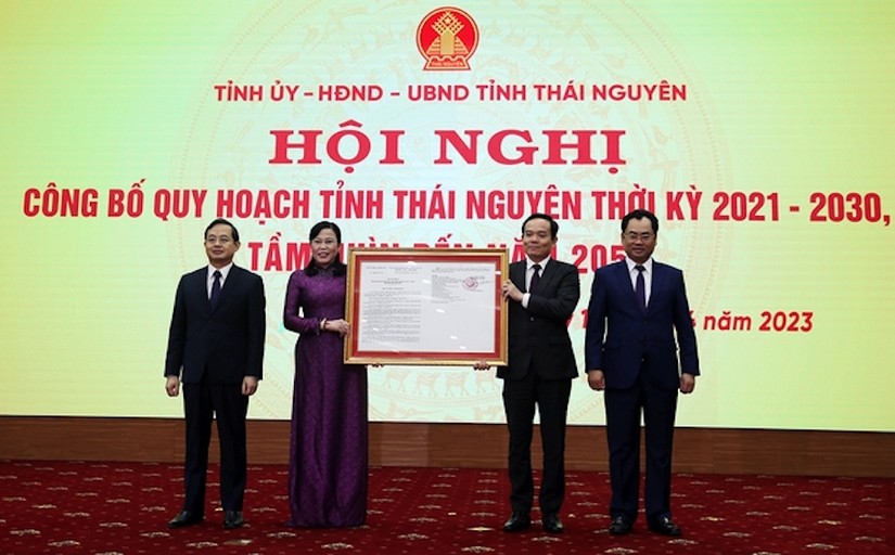 Ph&oacute; Phiên bản chính thức của 555Win Trần Lưu Quang trao 555Win 500 Đăng Ký Nhận Code về việc ph&ecirc; duyệt Quy hoạch tỉnh Th&aacute;i Nguy&ecirc;n cho l&atilde;nh đạo tỉnh.