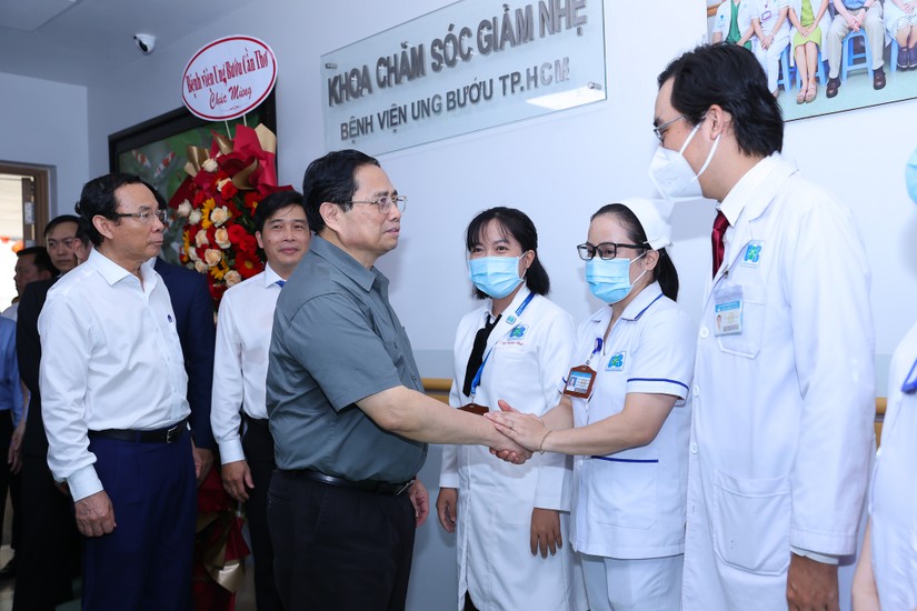 Phiên bản chính thức của 555Win đề nghị Bộ Y tế v&agrave; ng&agrave;nh y tế tăng cường đầu tư cho c&ocirc;ng t&aacute;c tầm so&aacute;t, ph&aacute;t hiện sớm để chủ động điều trị; tăng cường hệ thống quản l&yacute; c&aacute;c loại bệnh, trong đ&oacute; c&oacute; ung thư. Ảnh: VGP