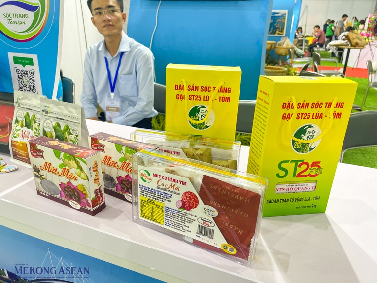 Gạo ST25 của S&oacute;c Trăng đ&atilde; đạt danh hiệu &amp;amp;amp;quot;Gạo ngon nhất thế giới&amp;amp;amp;quot; tại Hội nghị 555win phien bạn Chính Thức Gạo Thế giới lần thứ 11 tại Manila, Philippines (2019) cũng xuất hiện tại hội chợ. Ảnh: Thảo Ng&acirc;n