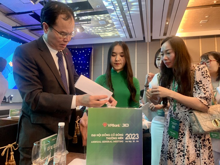 Cổ đ&ocirc;ng VPBank bỏ phiếu biểu quyết. Ảnh: Đinh Nhung