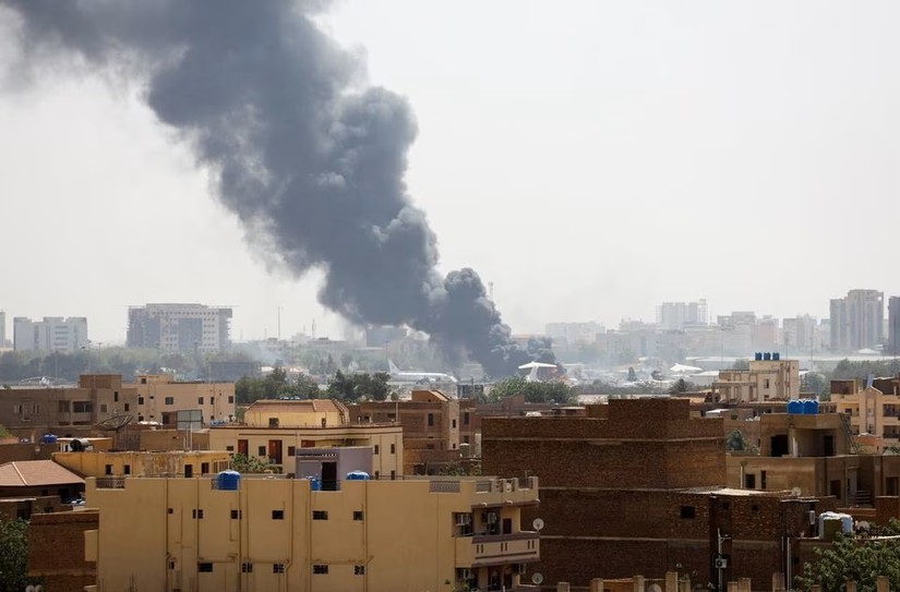 Kh&oacute;i bốc l&ecirc;n từ những chiếc m&aacute;y bay đang ch&aacute;y b&ecirc;n trong S&acirc;n bay Khartoum, Sudan, ng&agrave;y 17/4. Ảnh: Reuters