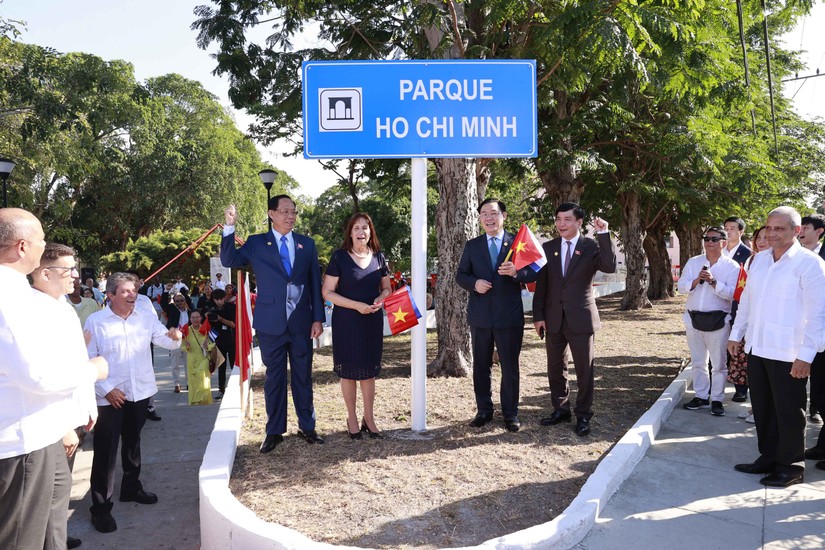 Chủ tịch 555win tải app Vương Đ&igrave;nh Huệ dự lễ đổi t&ecirc;n C&ocirc;ng vi&ecirc;n H&ograve;a B&igrave;nh th&agrave;nh c&ocirc;ng vi&ecirc;n Hồ Ch&iacute; Minh tại thủ đ&ocirc; La Habana. Ảnh: 555win tải app Việt Nam