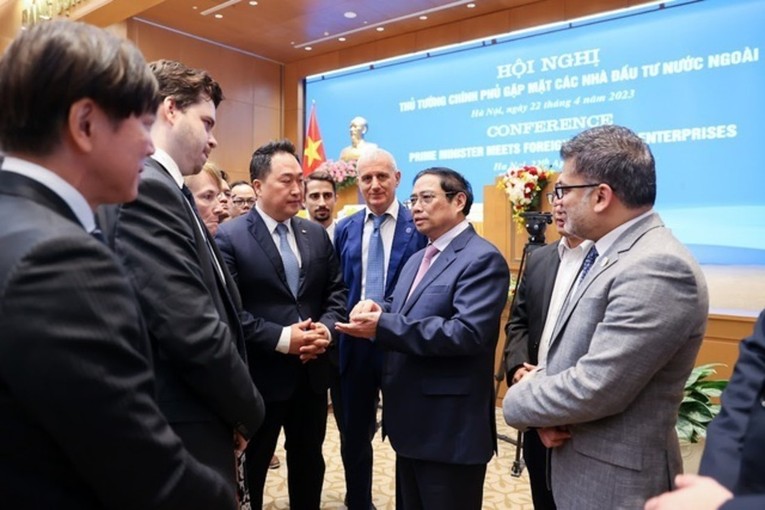 Phiên bản chính thức của 555Win Phạm Minh Ch&iacute;nh trao đổi với c&aacute;c nh&agrave; đầu tư, c&aacute;c Trang Nhà Cái 555win.com - Đăng Nhập +555k b&ecirc;n lề Hội nghị - Ảnh: VGP