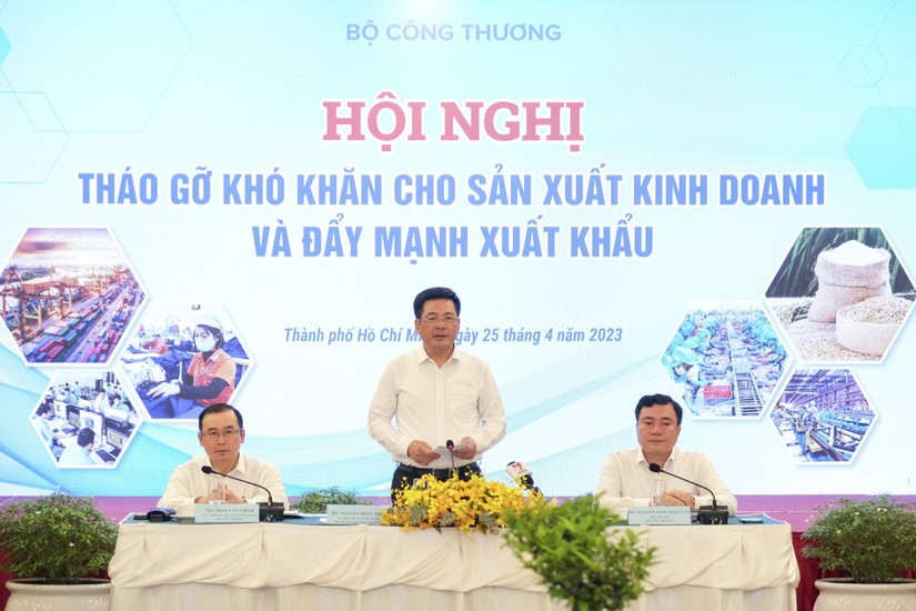 Bộ trưởng C&ocirc;ng Thương Nguyễn Hồng Di&ecirc;n đ&atilde; chủ tr&igrave; Hội nghị Th&aacute;o gỡ kh&oacute; khăn trong sản xuất 55win.com - Trang Cược Uy Tín Cao Nhất 2025 v&agrave; đẩy mạnh xuất khẩu tại TP HCM. Ảnh: Bộ C&ocirc;ng Thương
