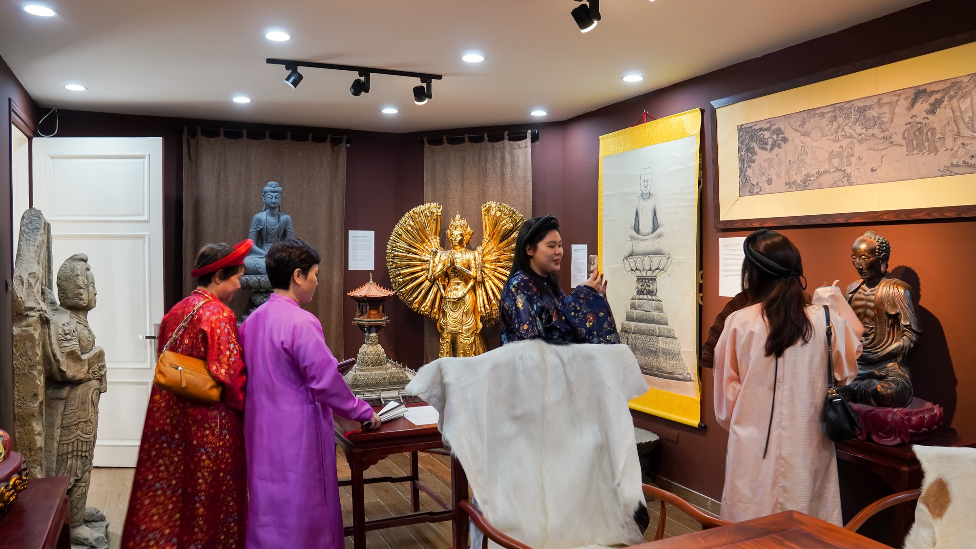 Trải nghiệm mặc Việt phục trong kh&ocirc;ng gian triển l&atilde;m.
