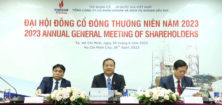 HĐQT PVD trả lời c&aacute;c c&acirc;u hỏi của cổ đ&ocirc;ng tại đại hội.