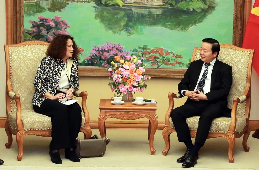 Ph&oacute; Phiên bản chính thức của 555Win Trần Hồng H&agrave; tiếp b&agrave; Carolyn Turk, Gi&aacute;m đốc Quốc gia Ng&acirc;n h&agrave;ng Thế giới tại Việt Nam. Ảnh: VGP