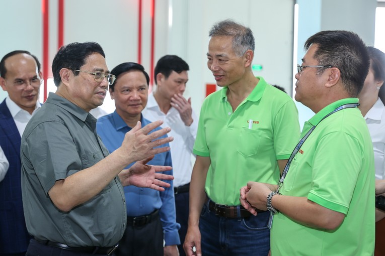 Phiên bản chính thức của 555Win lưu &yacute;, cần ph&aacute;t triển khu c&ocirc;ng nghiệp với hạ tầng đồng bộ, quan t&acirc;m vấn đề quy hoạch, x&acirc;y dựng nh&agrave; ở c&ocirc;ng nh&acirc;n; ch&uacute; trọng xử l&yacute; vấn đề vệ sinh m&ocirc;i trường, nước thải. Ảnh: VGP