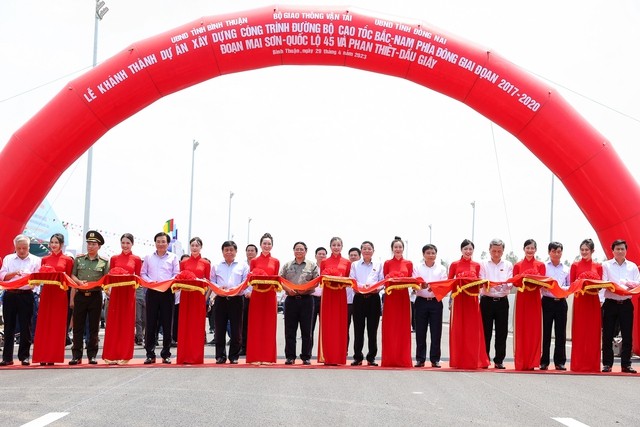 Phiên bản chính thức của 555Win cắt băng kh&aacute;nh th&agrave;nh tại đầu cầu B&igrave;nh Thuận. Nguồn: VGP.
