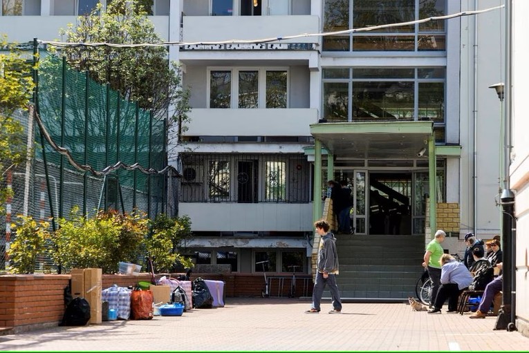 Mọi người rời khỏi trường học của Đại sứ qu&aacute;n Nga sau khi Ba Lan th&ocirc;ng b&aacute;o tịch thu t&ograve;a nh&agrave; n&agrave;y. Ảnh: Reuters