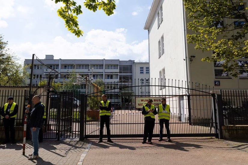 Cảnh s&aacute;t Ba Lan b&ecirc;n ngo&agrave;i trường học của Đại sứ qu&aacute;n Nga ở thủ đ&ocirc; Warsaw, ng&agrave;y 29/4. Ảnh: Reuters