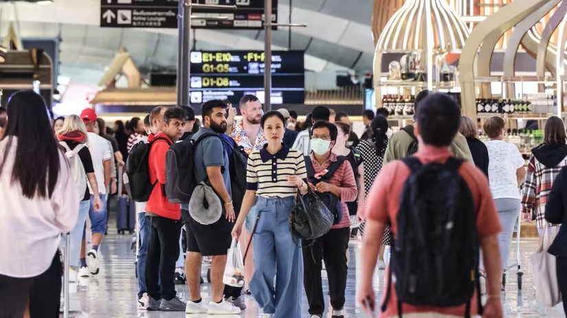 Kh&aacute;ch du lịch tại S&acirc;n bay Quốc tế Suvarnabhumi, Bangkok, Th&aacute;i Lan, năm 2023. Ảnh: Nikkei Asia&amp;amp;apos;