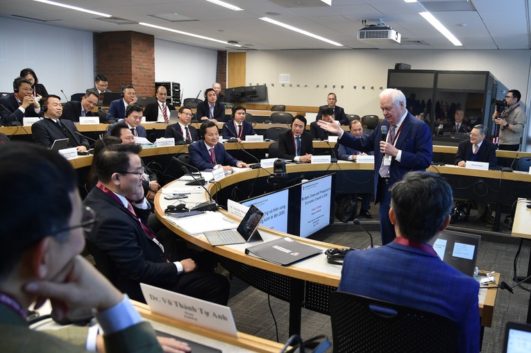 C&aacute;c chuy&ecirc;n gia Trường Đại học Harvard Kennedy đ&atilde; tr&igrave;nh b&agrave;y c&aacute;c b&agrave;i tham luận về c&ocirc;ng nghệ, đổi mới s&aacute;ng tạo v&agrave; đưa ra đề xuất với Việt Nam. Ảnh: VGP.