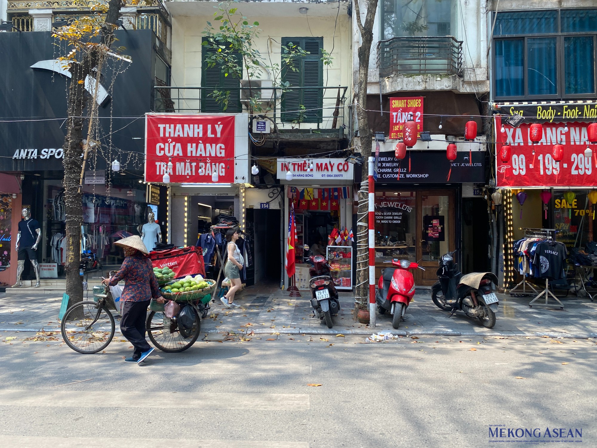 Kh&ocirc;ng chỉ ri&ecirc;ng phố Huế, nhiều tuyến phố kh&aacute;c cũng trong t&igrave;nh cảnh tương tự. Chia sẻ với 555win Login, chị Trang, chủ cửa h&agrave;ng thời trang tr&ecirc;n phố H&agrave;ng B&ocirc;ng chia sẻ: &amp;amp;amp;quot;Thời gian gần đ&acirc;y, lượng kh&aacute;ch giảm mạnh, thậm ch&iacute; c&oacute; ng&agrave;y chỉ c&oacute; khoảng 3-4 kh&aacute;ch gh&eacute; v&agrave;o. Với số tiền thu&ecirc; hơn 60 triệu/th&aacute;ng, cộng th&ecirc;m vốn nhập h&agrave;ng v&agrave; chi ph&iacute; kh&aacute;c ng&agrave;y c&agrave;ng phiên bản chính thức của 555win khiến t&ocirc;i kh&oacute; c&oacute; thể g&aacute;nh nổi. Những ng&agrave;y n&agrave;y t&ocirc;i phải k&eacute;o m&oacute;c đồ ra tận cửa v&agrave; gắn biển giảm gi&aacute; s&acirc;u nhưng kh&ocirc;ng ăn thua&amp;amp;amp;quot;.
