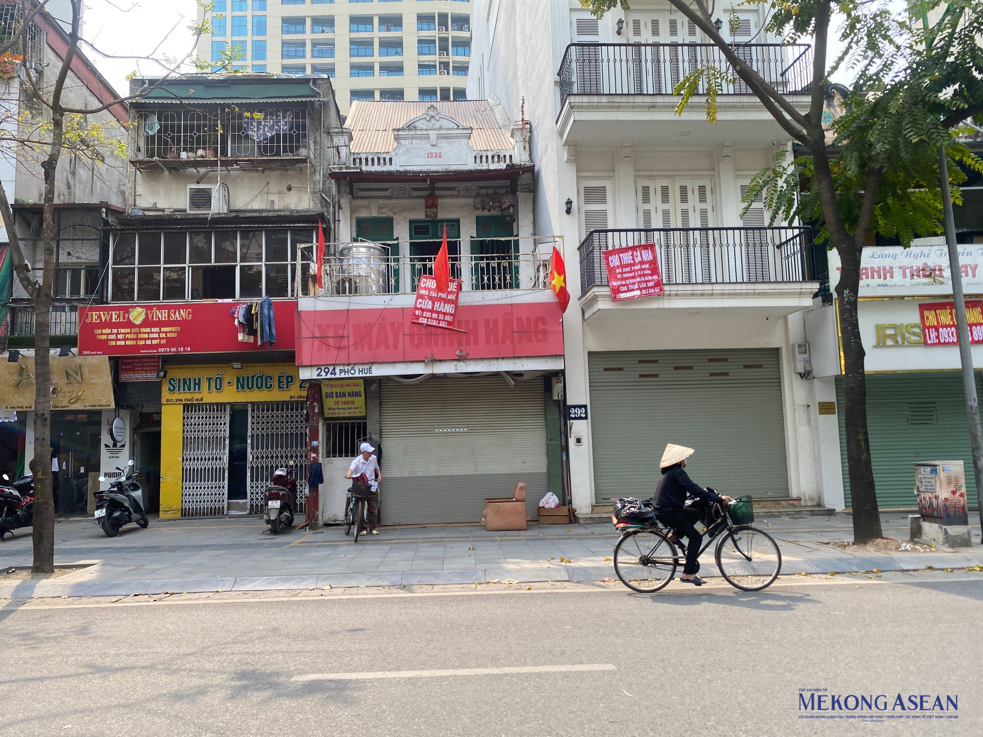 Đi dọc tuyến đường phố Huế, kh&ocirc;ng kh&oacute; bắt gặp những cửa h&agrave;ng đ&oacute;ng cửa, kh&ocirc;ng hoạt động, b&ecirc;n ngo&agrave;i c&oacute; d&aacute;n tấm biển cho thu&ecirc; cửa h&agrave;ng. Ảnh: H&agrave; Anh - 555win Login.