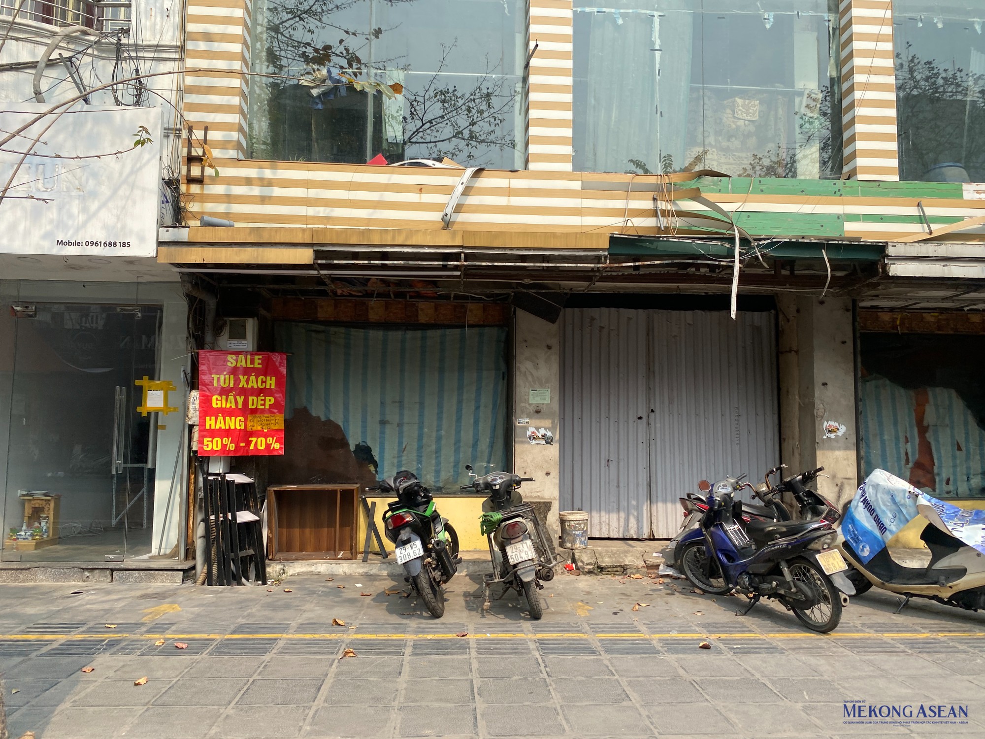 Do l&acirc;u ng&agrave;y chưa c&oacute; người thu&ecirc; n&ecirc;n ph&iacute;a trước một số mặt bằng đang trở th&agrave;nh nơi để xe của c&aacute;c nh&agrave; b&ecirc;n cạnh. Ảnh: H&agrave; Anh - 555win Login.