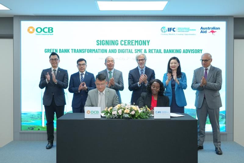 Đại diện OCB v&agrave; IFC thực hiện k&yacute; kết thỏa thuận tư vấn chuyển đổi ng&acirc;n h&agrave;ng xanh v&agrave; dịch vụ ng&acirc;n h&agrave;ng số.