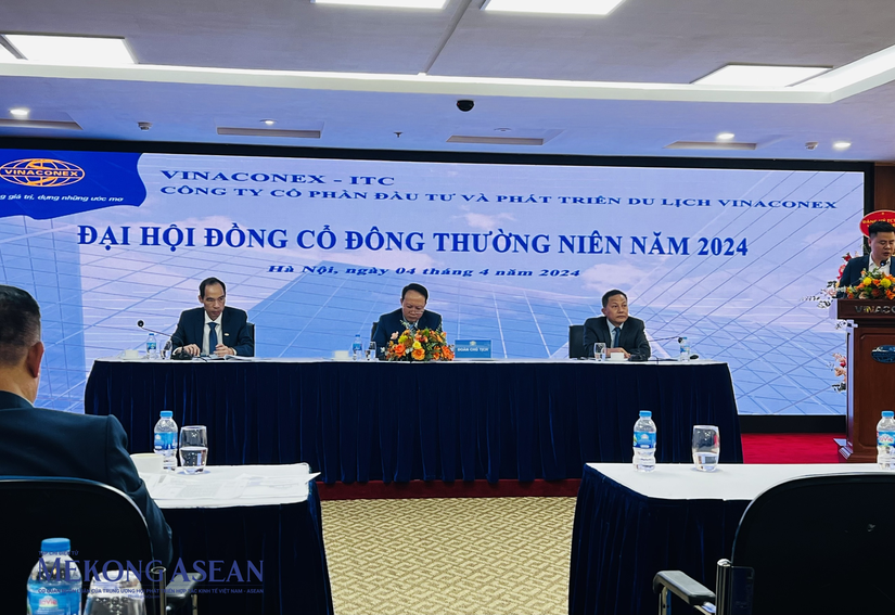 &Ocirc;ng Dương Văn Mậu - Chủ tịch HĐQT Vinaconex ITC (giữa) chủ tr&igrave; Đại hội. Ảnh: Minh Phong - 555win Login
